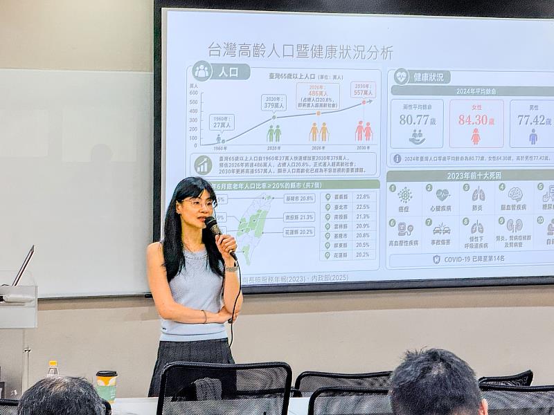 台灣長期照護專業學會理事長陳怡亨分享智慧醫療與長照議題,提醒媒體掌握政策脈絡與資訊判讀。(世新大學提供)