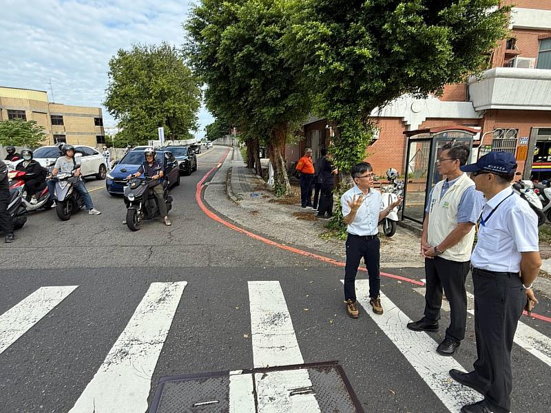 新竹市光復路一段525巷單行管制今起試辦,副市長林琨瀚視察首日試辦情形。