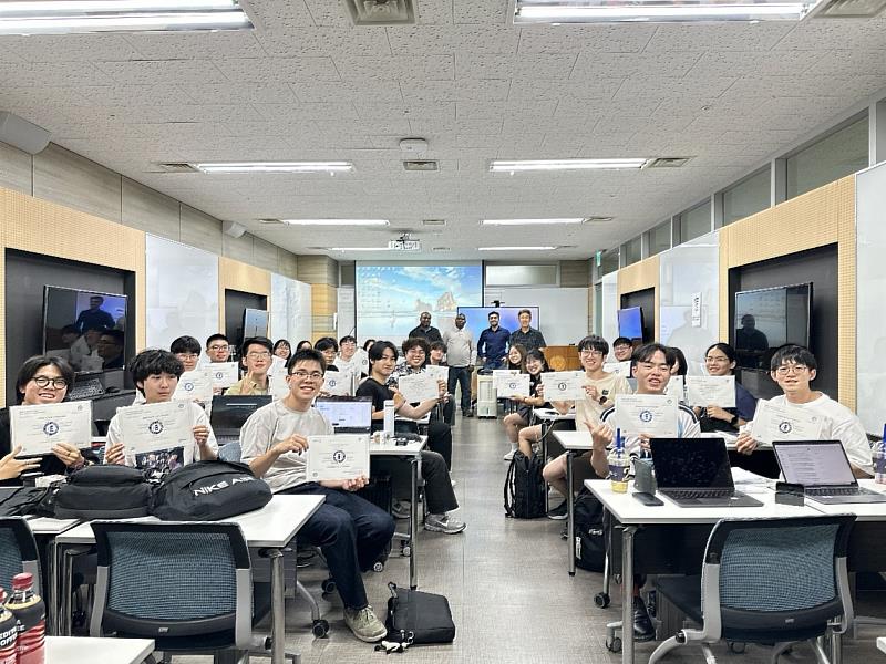 臺科大學生完成6G RAN實作工作坊課程,獲頒研習證明,展現海外實作學習成果。