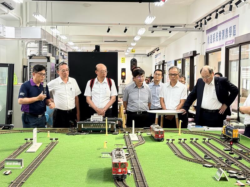高科大李嘉紘副校長（左4）及陪同臺北捷運公司團隊參訪鐵道技術研發中心。