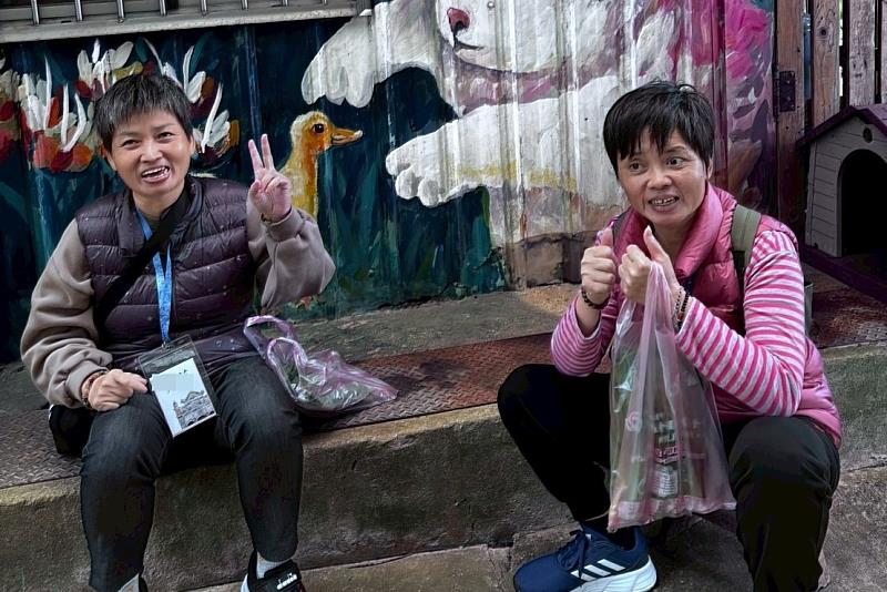 阿萍(右)、阿惠(左)兩姊妹至伊甸淡水中正小作所接受服務後,個性變得更加活潑,說話與表達能力也有進步。