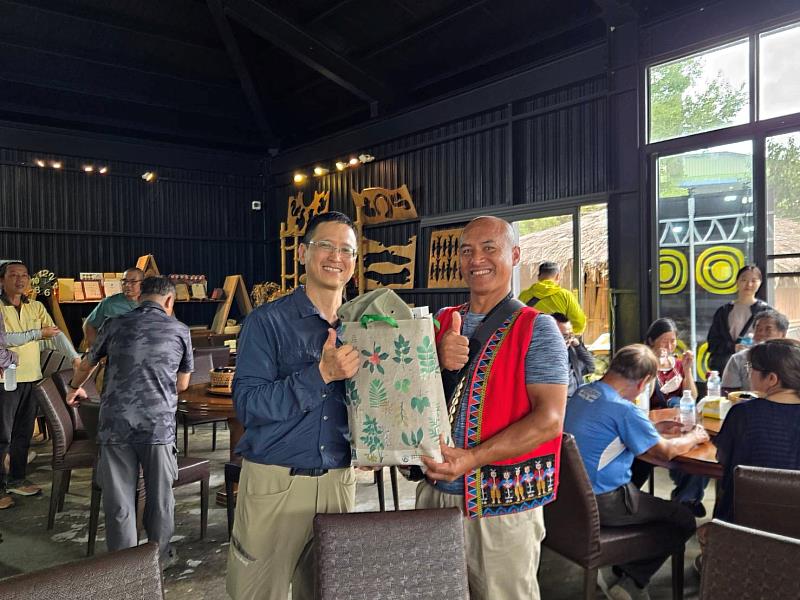 林業保育署嘉義分署副分署長魏郁軒(左)代表感謝鄒族獵人協會講師安孝明(右)分享伊斯基安娜溪生態環境與鄒族文化