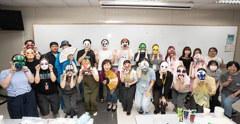 日本學生體驗京劇臉譜彩繪,在中國戲劇學系劉嘉玉老師指導下,認識傳統戲曲藝術與臉譜文化。