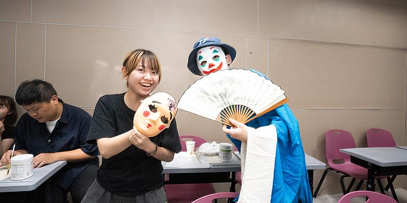 日文系學生擔任「小老師」，陪伴日本大學生參與課程與校園生活，透過中日雙語互動增進彼此語言能力。