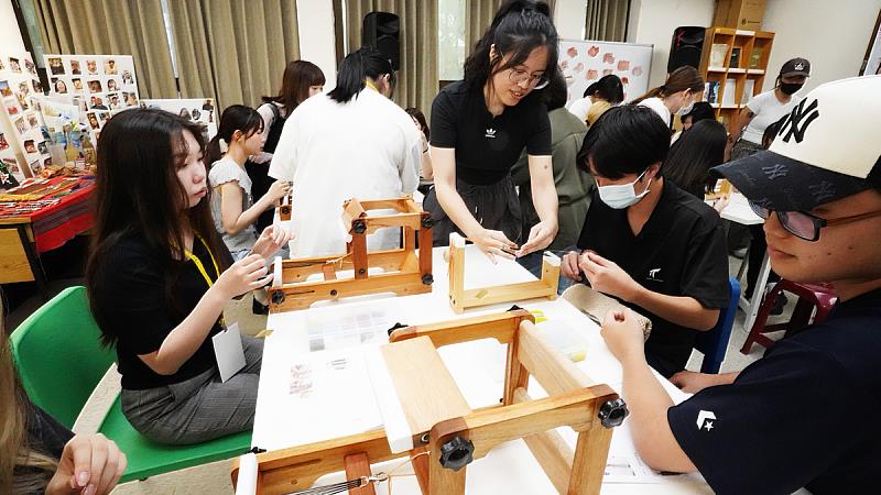台日學生共同參與原住民族織珠工藝體驗,從實作認識台灣原住民族傳統技藝與多元文化。
