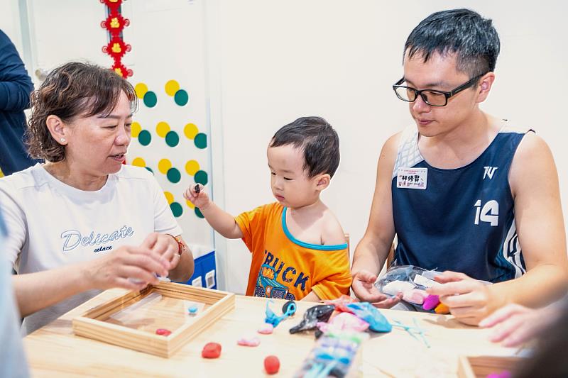 桃園第二區早療發展中心舉辦社區融合活動,邀請早療家庭、祖父母及社區民眾一同參與。