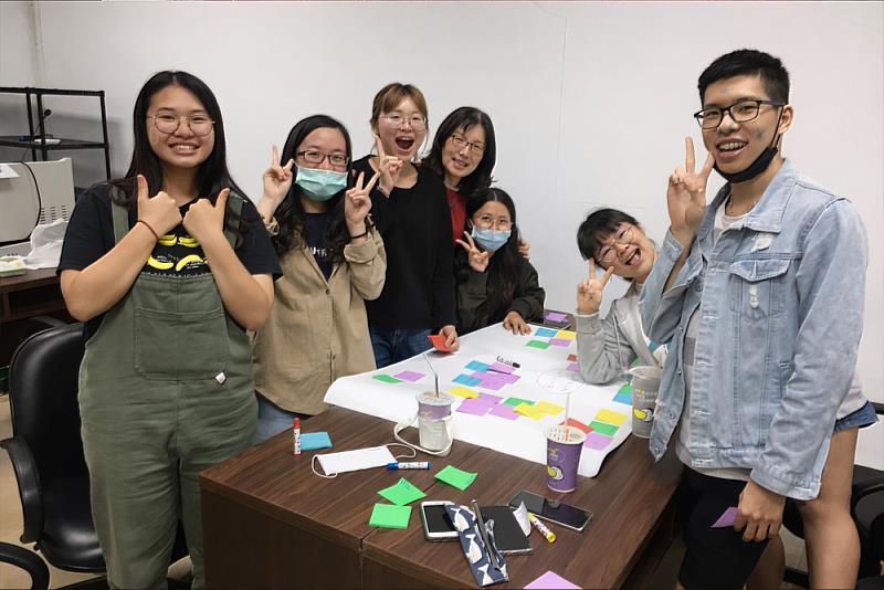 高科大謝淑玲特聘教授（右四）與學生課堂互動，透過創意教學啟發學生潛能，探索知識與實務應用。