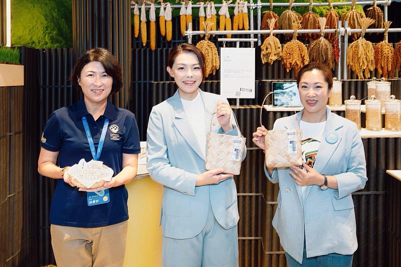 高虹安市長與台東縣饒慶鈴縣長及吳秀華議長參訪台東博覽會未來超市。