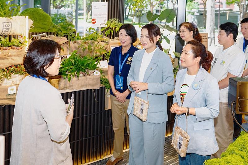 高虹安市長與台東縣饒慶鈴縣長及吳秀華議長參訪台東博覽會未來超市。
