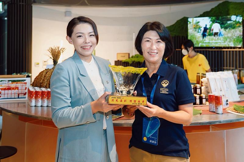 高虹安市長與台東縣饒慶鈴縣長互贈紀念品。