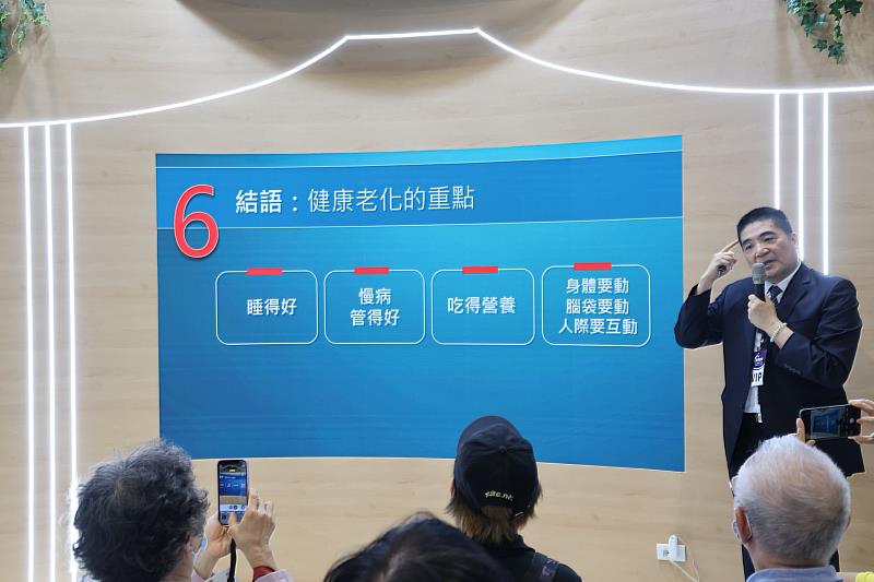 羅慶徽副院長以一主題、兩提醒、三個動口訣,幫助長者記住健康老化的生活重點。