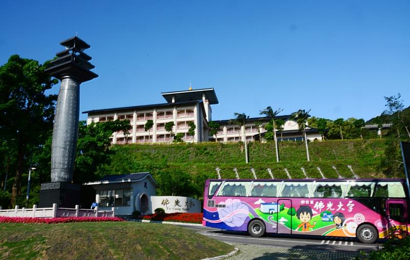 佛光大學推動新生騎車管理措施，並搭配增開校車與交通安全講習，實施後事故發生比例約降低三成。