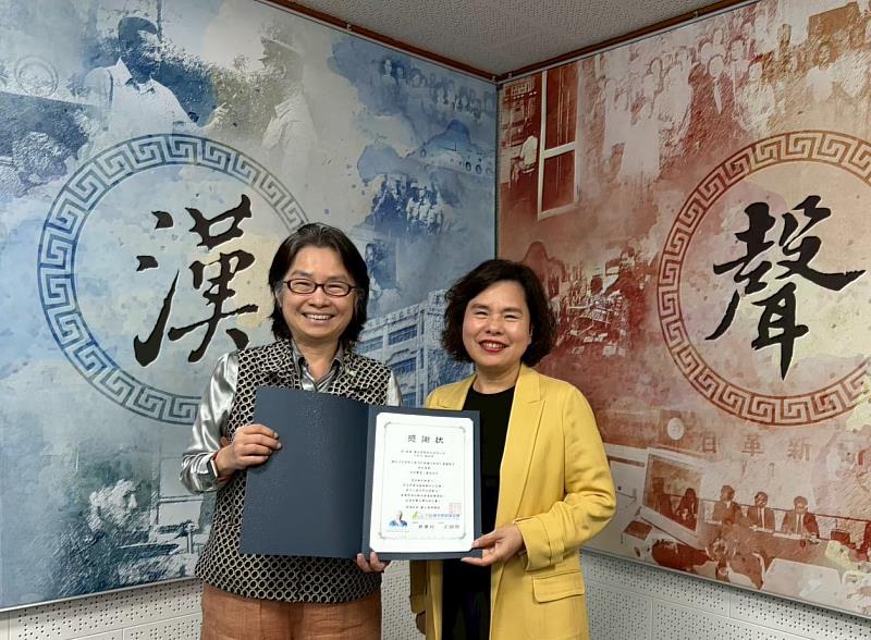 台灣尤努斯基金會董事長蔡慧玲(左)頒贈廣播專訪感謝狀予義大開發總經理王香完(右)。