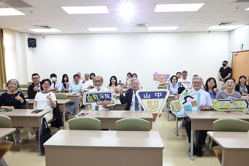 中山醫大舉辦「AI時代的高等教育—危機指向轉機」專題演講,國家教育研究院院長林從一分享AI時代高等教育面臨的挑戰與轉型。