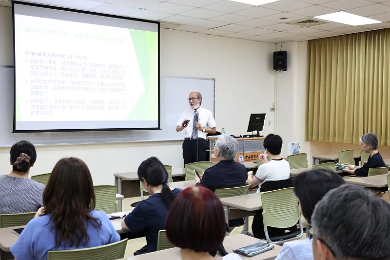 林從一於演講中分享教育及未來發展,鼓勵師生以開放視野迎接時代變化,持續累積跨域能力。