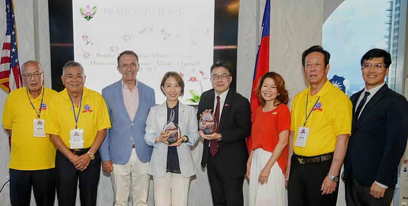 李姸慧(左4)、駐邁阿密辦事處處長周啟宇(右4)、Dean Trantalis(左3)、北邁阿密市議員Lynn Su(右3)、安良工商會總理陳啟靈(右2)、總理關永發(左2)、元老團主席陳達偉(左1)及僑務秘書杜戎珄(右1)合影。