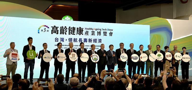 圖|「優照護」代表(左二)受邀參與「長壽經濟產業代表合影」,與產業代表交流