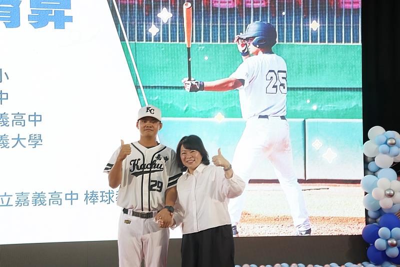 黃敏惠市長與張育昇教練合影