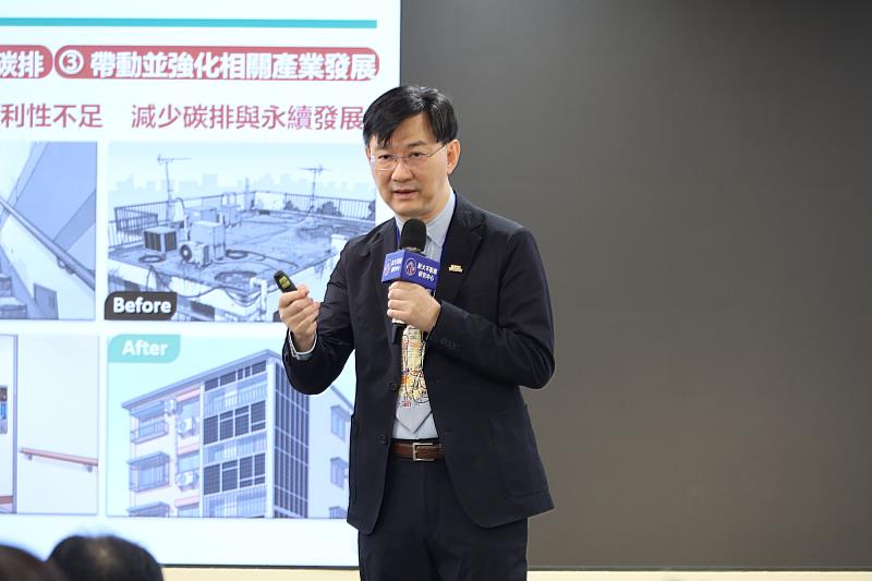 董建宏政務次長表示,面對「人屋雙老」,政府將以都更、老宅延壽雙軌並進,推動住宅轉型。(政大不動產研究中心提供)