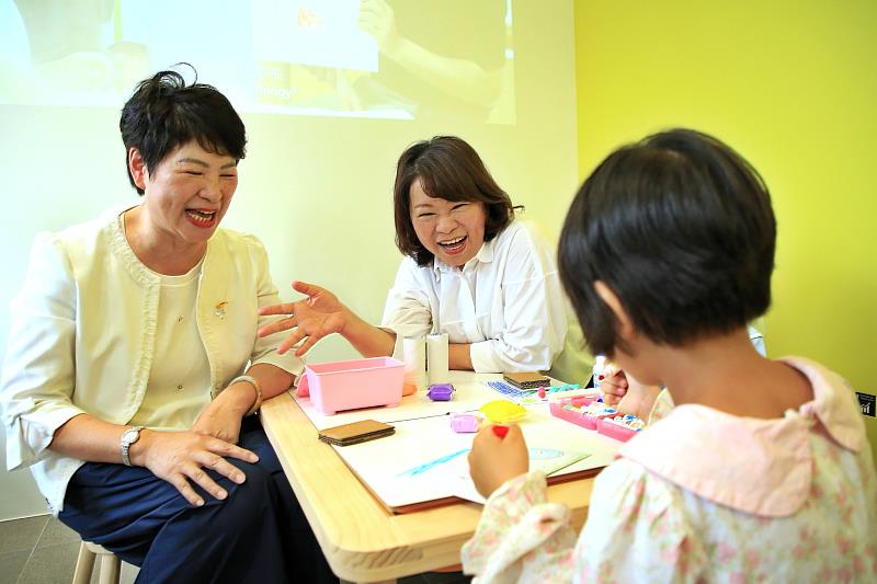 黃敏惠市長與小朋友互動