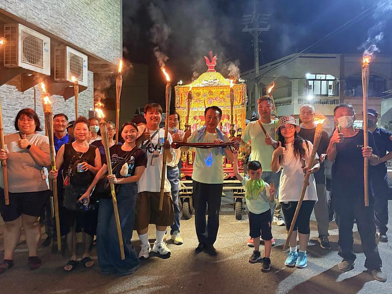 布袋過溝「火燈夜巡」熱鬧登場,翁章梁與鄉親「迓火燈」共祈地方平安。