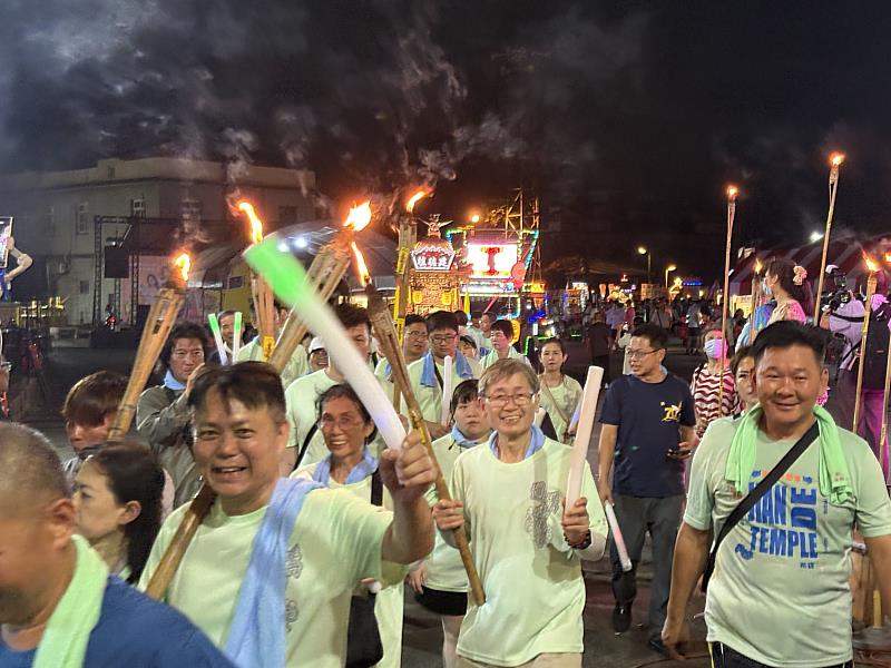 布袋過溝「火燈夜巡」熱鬧登場,翁章梁與鄉親「迓火燈」共祈地方平安。