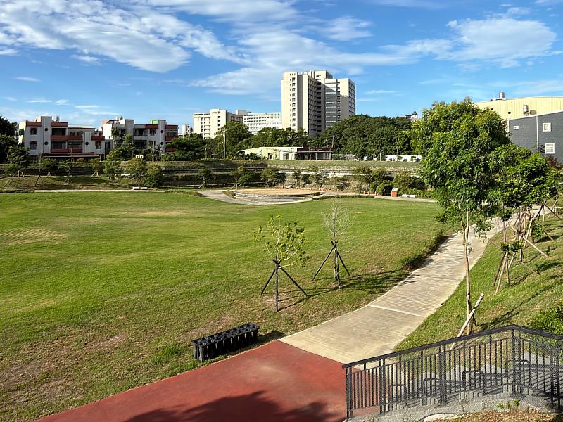 活動中心及公園周邊多為屋齡50、60年的老屋,過去因地勢低窪、易積水,房價長期偏低,如今換上大型公園景觀,對在地老屋居民而言是難得的生活品質提升。