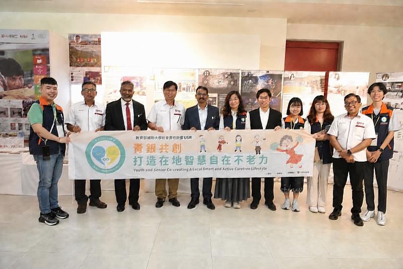 馬來西亞博特拉大學(UPM)設計與建築學院景觀建築學系主任LAr. Mohd Nazri Saidon(左2)、2026 國際 SEED Showcase 主席Assoc. Prof. Ts. Dr. Velu Perumal KMW CiDE(左3)、馬來西亞博特拉大學(UPM)設計與建築學院院長Professor GS. Dr. Mohd Johari Mohd Yusof(左4)、馬來西亞經濟部副秘書長Dato’ Ts. V. Valluvan Veloo(左5)、南臺科大青銀共創USR計畫主持人陳美珠教授(左6)、2026 國際 SEED Showcase 學生主席Muhammad Adam Safwan bin Ramli(左7)、馬來西亞博特拉大學(UPM)設計與建築學院工業設計學系主任Dr. Mohd Faiz Yahaya(左10)共同留影。