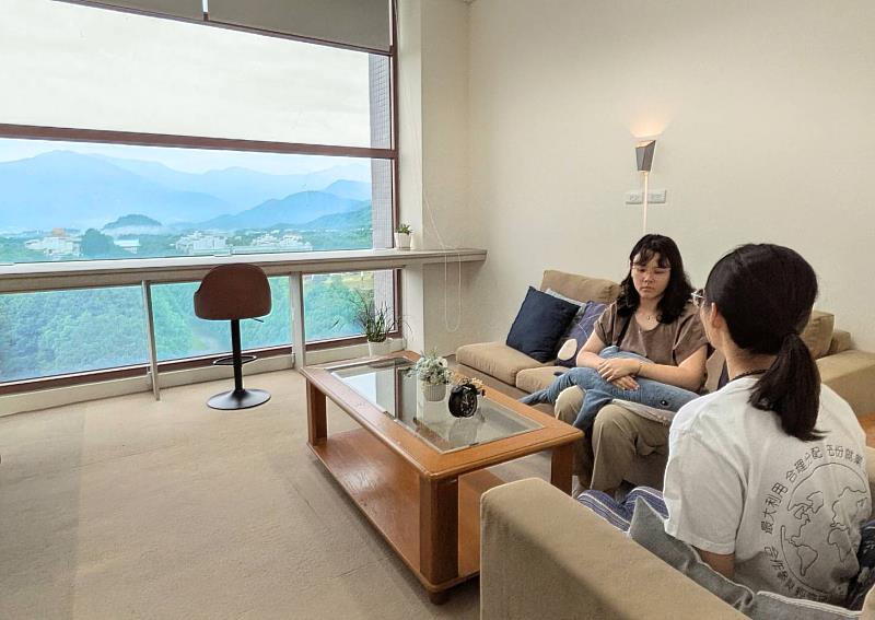 暨大「療癒系」諮商空間可透過窗景,將廣闊的校園草坪與層疊山景盡收眼底。