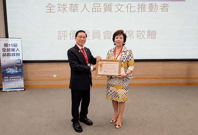 張家宜董事長（右）接受全球華人品質聯盟評價委員會主席陳敬賢（左）頒發2026年「全球華人品質文化推動者（個人獎）」。（圖／淡江大學提供）