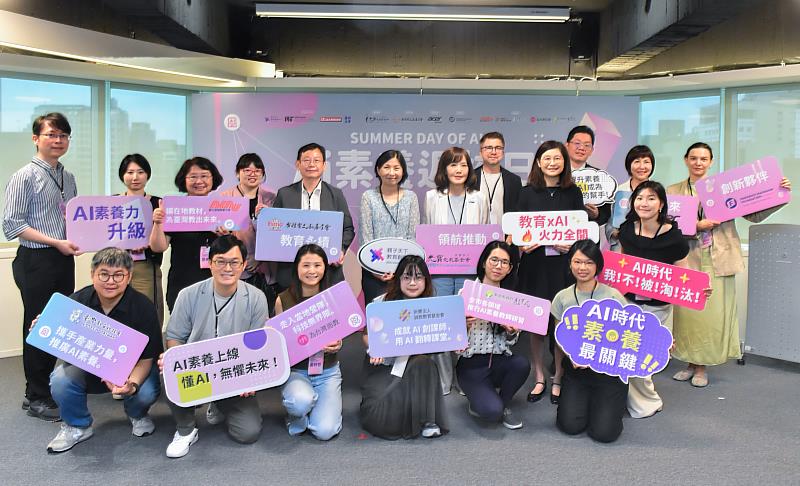 「AI素養教育聯盟」跨界企業代表與專家學者大合照。