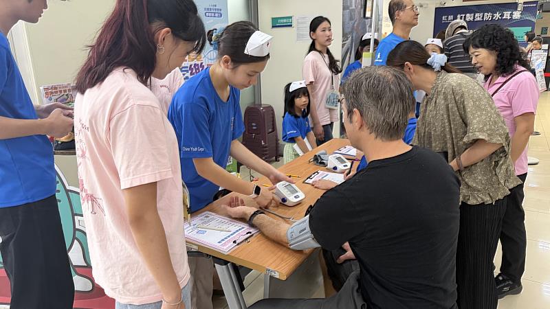 小小護理師上線!中壢國民運動中心「壢寶護理營」實作服務展現學習成果