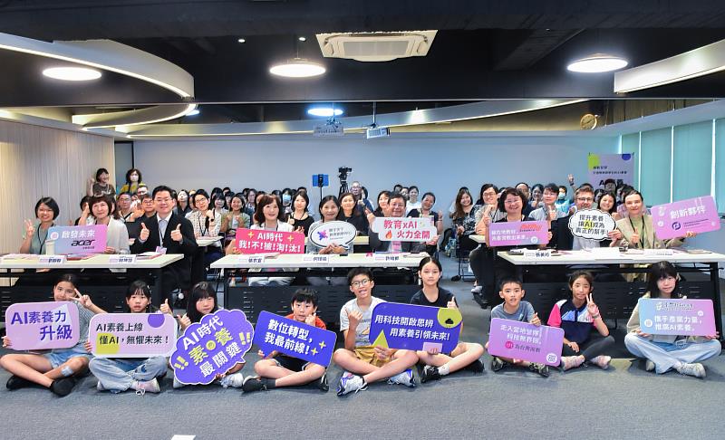 「AI素養返校日」打破單向宣導模式，讓親師生一起走進真實的AI素養課堂。