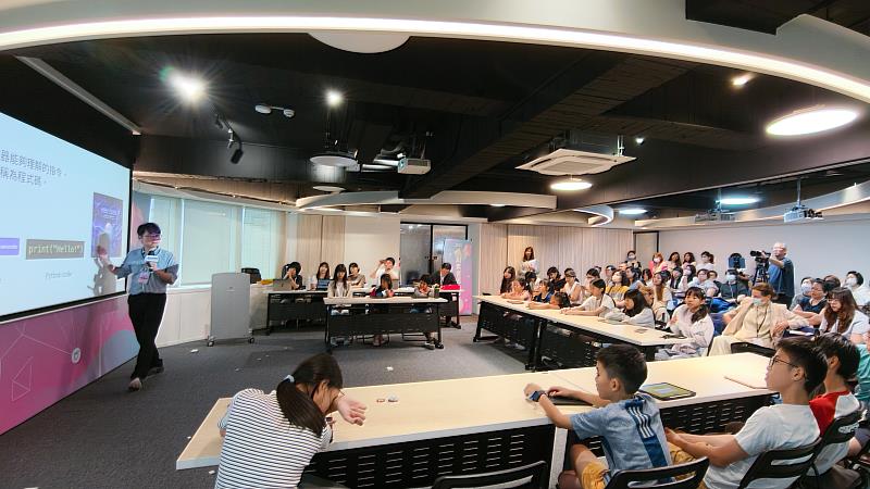 「AI素養返校日」親、師、生齊聚AI素養公開課。