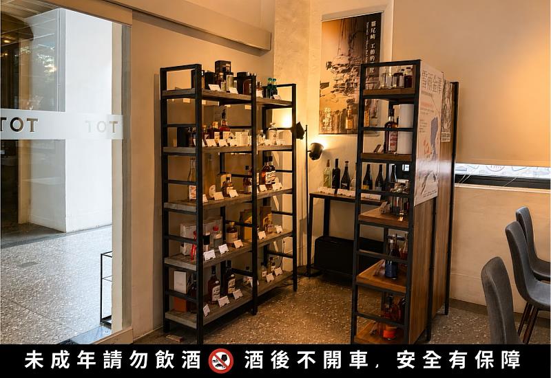 台味拾光可以品飲上百款台灣地酒，搭配招牌「T-NINE 台味經典九宮格」與台味下酒菜，享受微醺夜晚。