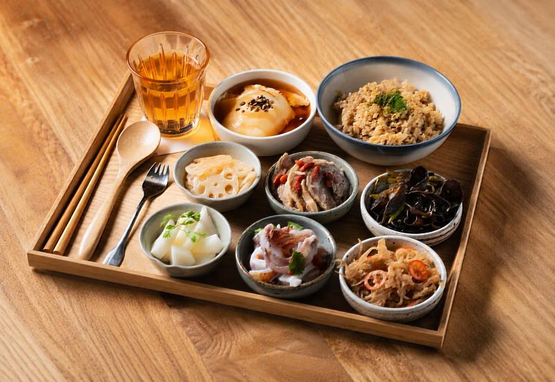 午間限定「呷中道」套餐以六小皿搭配秘傳炊飯與酒香醉雞，一口氣吃進全台風味靈魂。