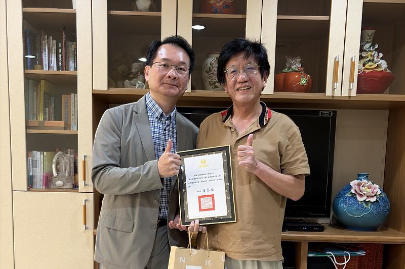 高科大校長吳忠信（左）致贈紀念伴手禮予城偉實業張建華校友（右），感謝其長期支持高科大辦學及人才培育。