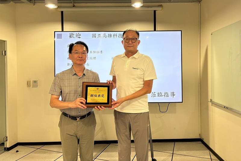 高科大校長吳忠信（左）致贈紀念伴手禮予傑出盈正豫順電子股份有限公司許文校友（右），感謝其長年支持母校教育、人才培育及校務發展。