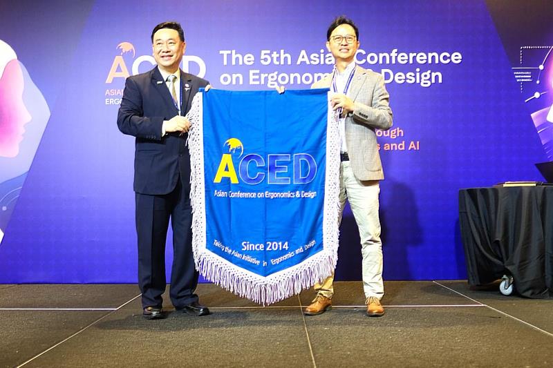 ACED卸任理事長Dr. Frederick Tey（左）將會旗交予新任理事長、高科大資訊管理系蘇國瑋特聘教授（右），象徵理事長職務正式交接。