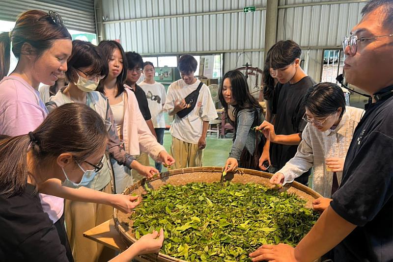 高科大創創處透過「設計未來式」活動帶領學生走入產業現場,今(2026)年帶領學生參訪欣園製茶,親自認識區域內的產業實況。圖為學生參訪欣園茶廠。