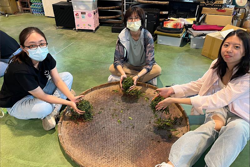 高科大創創處透過「設計未來式」活動帶領學生走入產業現場,今(2026)年帶領學生參訪欣園製茶,親自認識區域內的產業實況。圖為學生參訪欣園茶廠。
