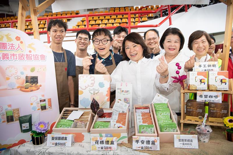 中秋愛心伴手禮上市！黃敏惠市長力挺優採 「愛心輕軌」溫馨啟航