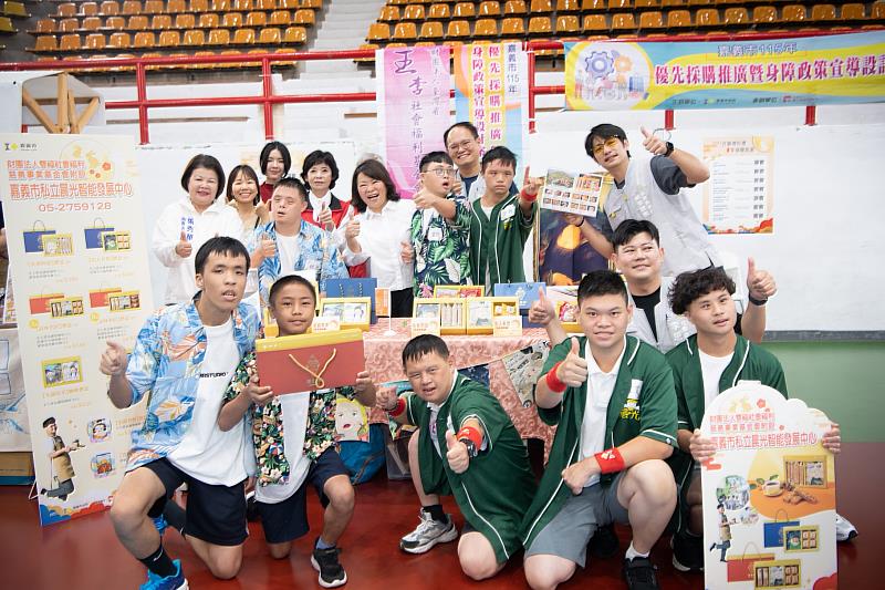 中秋愛心伴手禮上市！黃敏惠市長力挺優採 「愛心輕軌」溫馨啟航