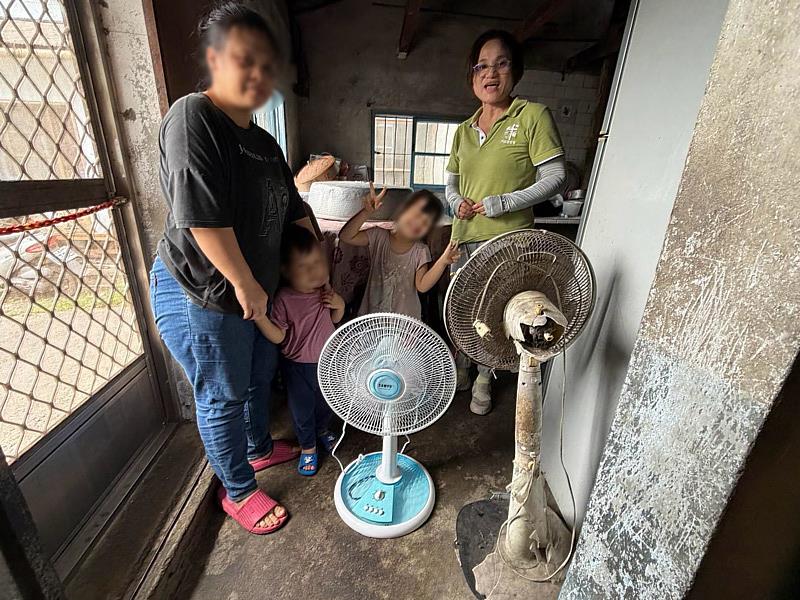 門諾基金會早療團隊與楊氏姊弟一家在屋內與新舊電風扇合影。「夏日涼伴行動」也讓孩子們在酷暑中擁有安全又涼爽的夏天。