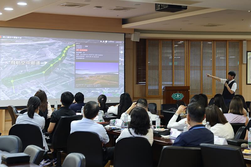 醫事室主任張菁育分享2025年馬太鞍溪堰塞湖洪災期間,無人機實際投入災區送藥實例。