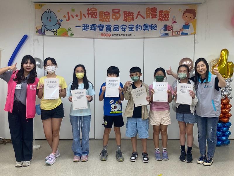 小組合影。