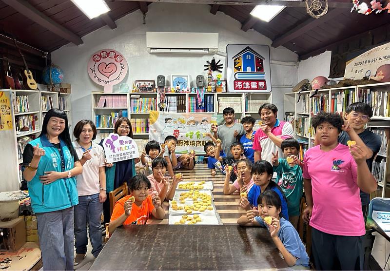 愛希望兒童發展協會與頂新和德文教基金會攝於海端書屋。（頂新和德文教基金會提供）