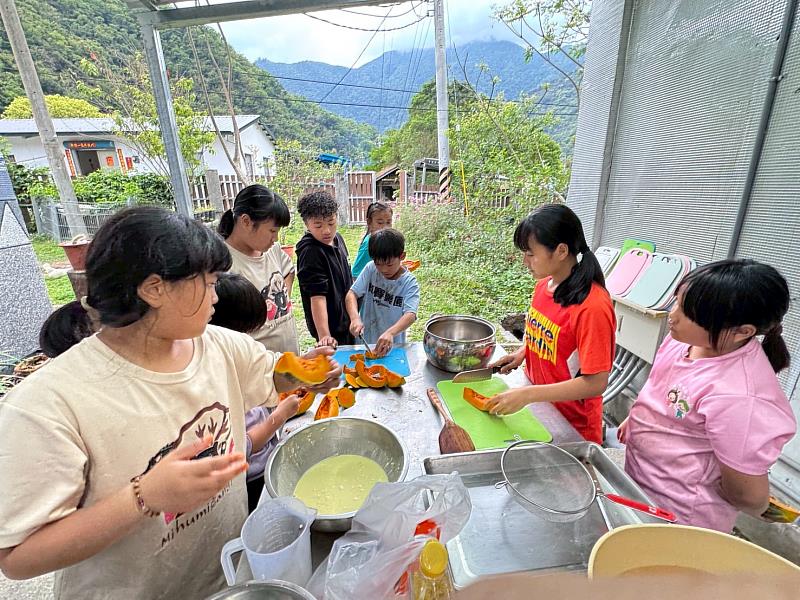 透過下廚，孩子們擁有自助、亦能助人的力量。（頂新和德文教基金會提供）