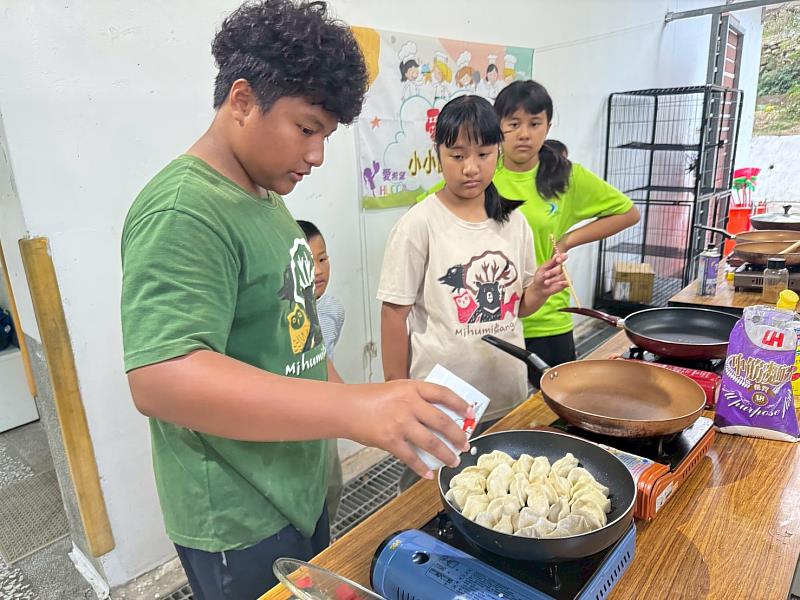 原本不諳下廚的部落孩子，透過課程也能熟練煮出飯菜。（頂新和德文教基金會提供）