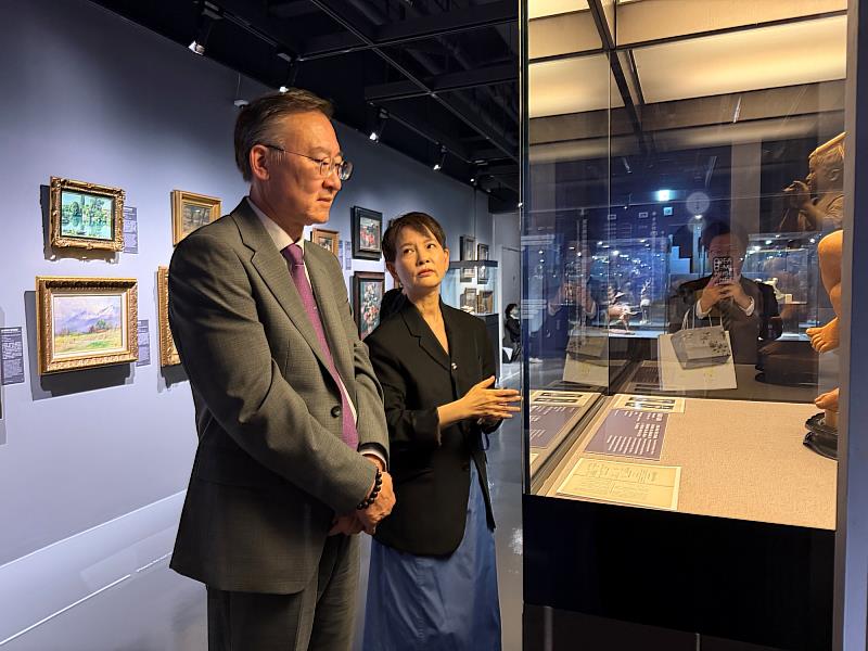 臺師大亦安排代表團參觀臺師大美術館,欣賞當前展出的特展「共生之華:日本美術璀璨時代與臺灣之交會」。